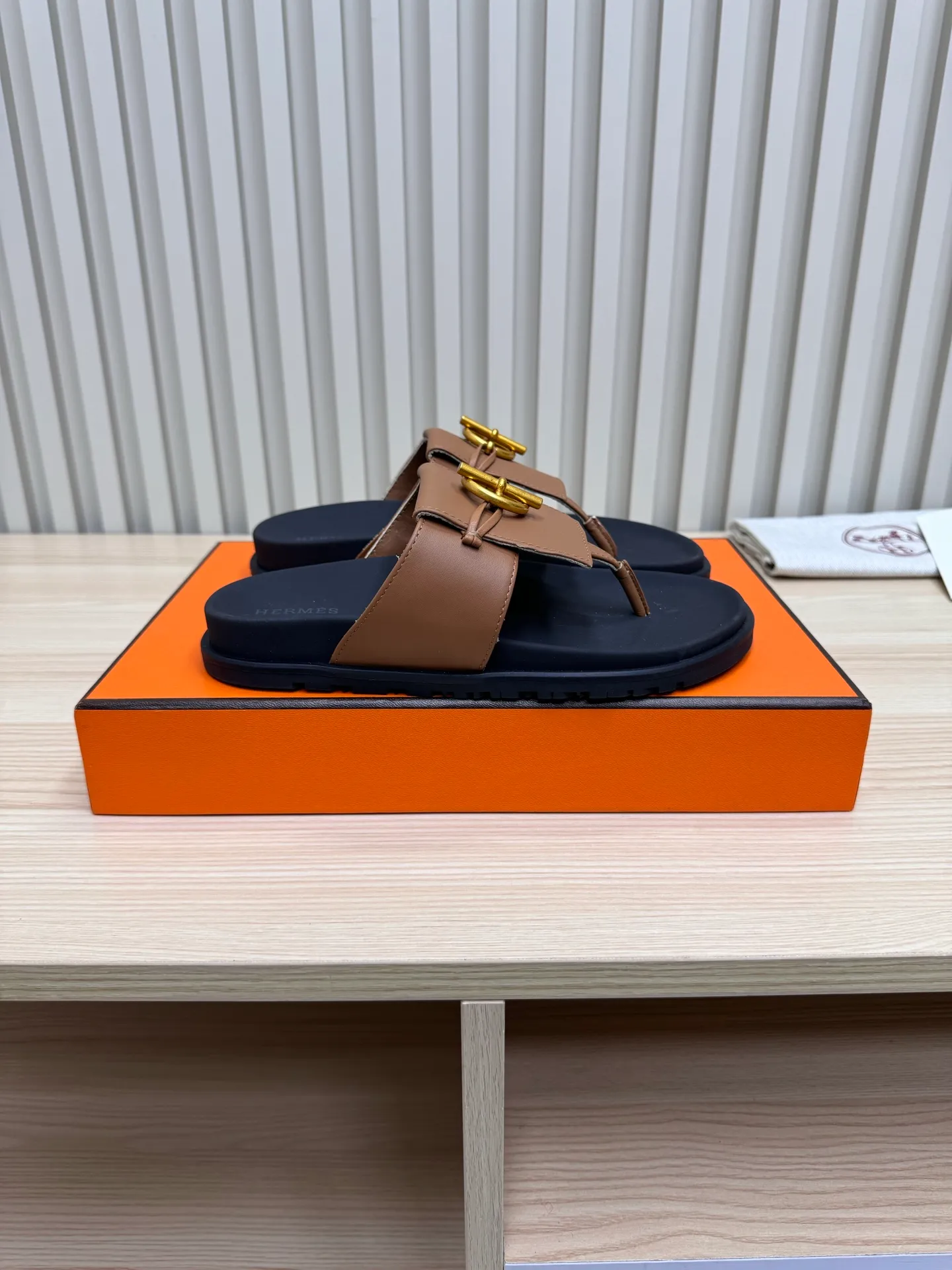 👟👟Ex-factory price 502👟👟Hermes🐎The extremely popular couple’s slippers/the latest hardware buckle sandals and slippers, paired with various colorful socks, so trendy!  ———————— Upper: imported cowhide/sheep leather/cloth/palmprint leather lining: imported cowhide/sheepskin outsole: Tpu non-slip and wear-resistant outsole Female size: 35-42 (40.41.42 non-returnable and non-exchangeable) Male code: 39-45 (45 non-returnable and non-exchangeable)